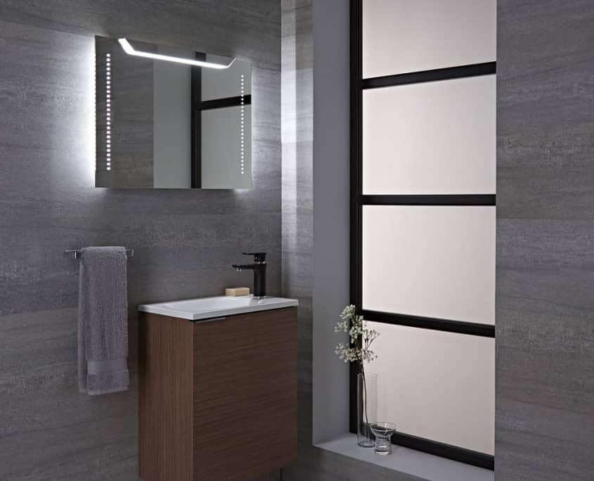 Cuatro tipos de espejos de pared que se instalan sin taladro para un uso  funcional y