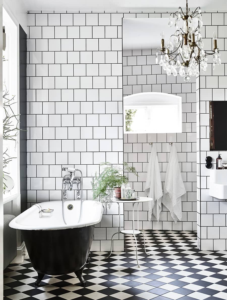 Baño con diseño clásico, gama de color negro y blanco.