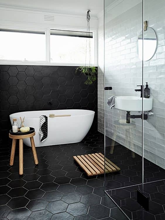 Baño con diseño en blanco y negro al estilo escandinavo.